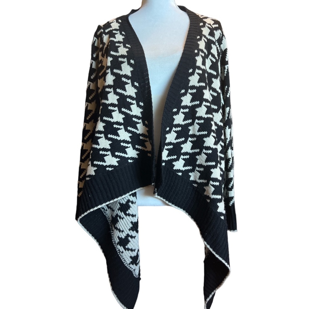 36 Point 5 EUC black and white large print open cardigan. One size fits most
